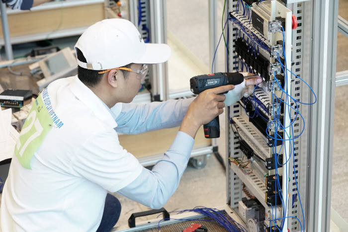 10일 한국기술교육대학교에서 열린 제 12회 삼성국제기능경기대회에서 4개 전자 계열사 국내외 임직원들이 전기제어시스템제작 직종 경기과제를 수행하고 있다.