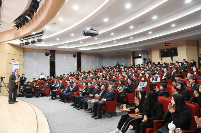 최규하 KERI 원장의 특별강연 모습.