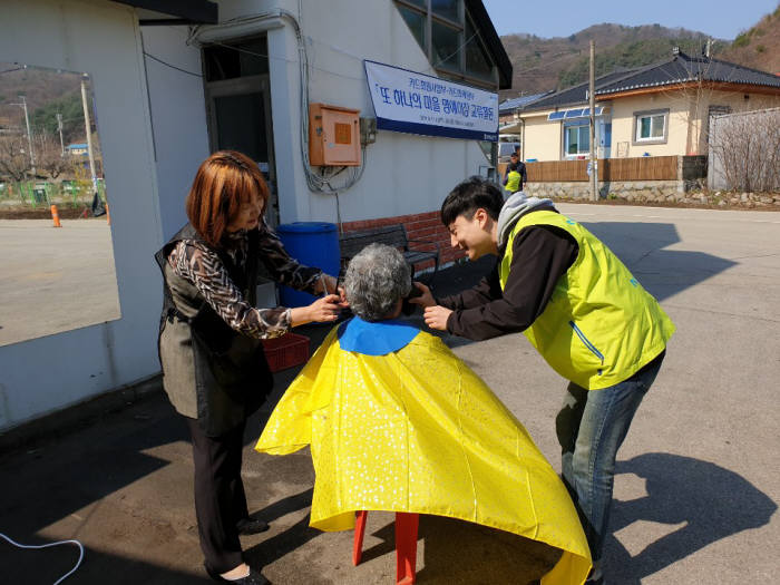 농협카드 직원들이 미용 봉사활동을 펼쳤다.