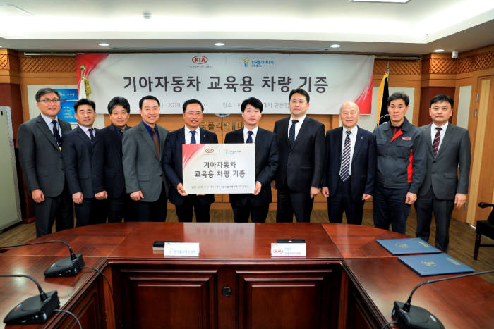기아차는 지난 11일 한국폴리텍대학 인천캠퍼스(인천광역시 소재)에서 기아자동차 박원용 인천서비스센터장(사진 가운데 오른쪽), 한국폴리텍대학 김월용 학장(사진 가운데 왼쪽) 등 기아차와 폴리텍대학 관계자들이 참석한 가운데 교육용 차량 기증식을 가졌다.