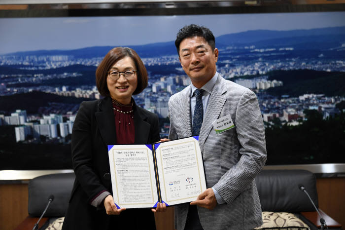 은수미 성남시장(왼쪽)과 김윤태 성남시내버스 대표가 15일 친환경 전기저상버스 200대 보급을 위한 협약식 후 기념촬영했다.