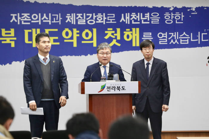 왼쪽부터 전북도 이원택 정무부지사 중진공 이상직 이사장 새만금개발청 김상석 개발사업국장