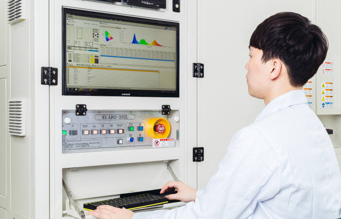 삼성디스플레이 연구원이 기흥캠퍼스에 위치한 화질평가 실험실에서 유해 청색광 비중 검사 등 제품 화질평가를 하고 있다. (사진=삼성디스플레이)