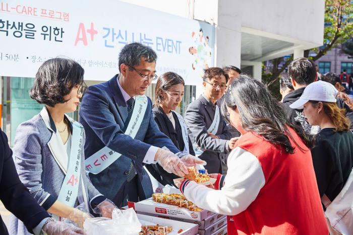 유지상 광운대 총장(왼쪽 두 번째)이 외국인 유학생에게 간식을 나눠주고 있다.