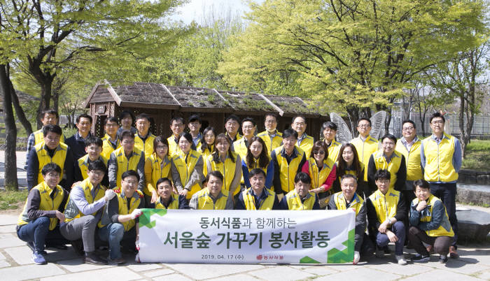 동서식품(대표 이광복)은 17일 서울 성동구에 위치한 서울숲을 방문해 봄맞이 서울숲 가꾸기 봉사활동을 진행했다. 임직원들이 기념촬영을 하고 있다.