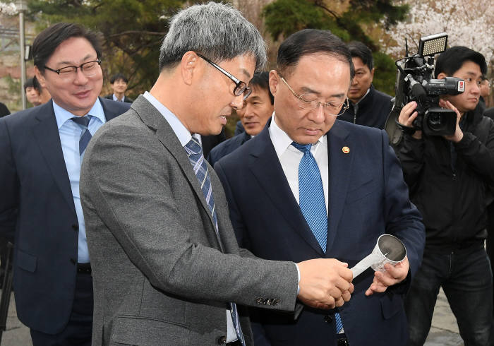 홍남기 부총리, 미세먼지 저감업체 현장 방문