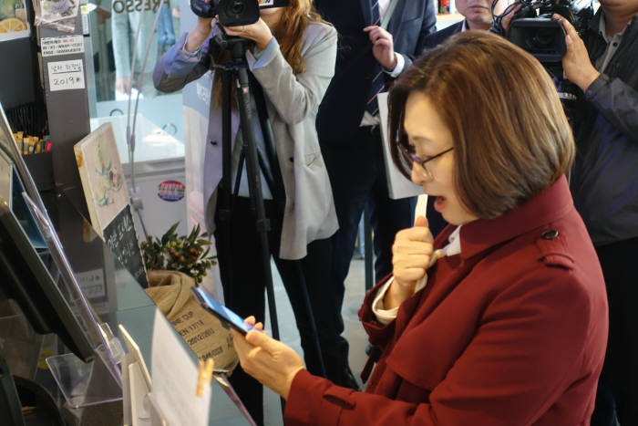 은수미 성남시장이 시청 근처 커피숍에서 모바일 지역화폐로 결제하고 있다.