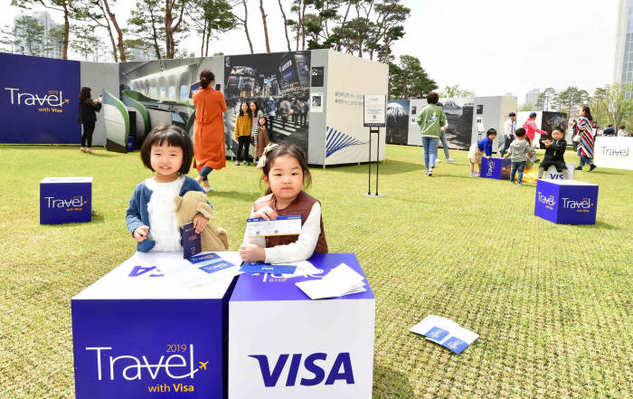 비자카드가 지난 4월 20일부터 28일까지 롯데월드타워 잔디광장(월드파크)에서 Travel with Visa 2019 행사를 진행 중이다. 주말을 맞아 나들이 나온 가족들이 비자 행사에 참여하고 있다.