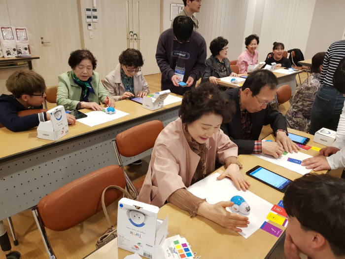 조선대 SW융합교육원은 19일 롯데백화점 문화센터에서 만 60세 이상 시니어를 대상으로 SW로봇특강을 진행했다.