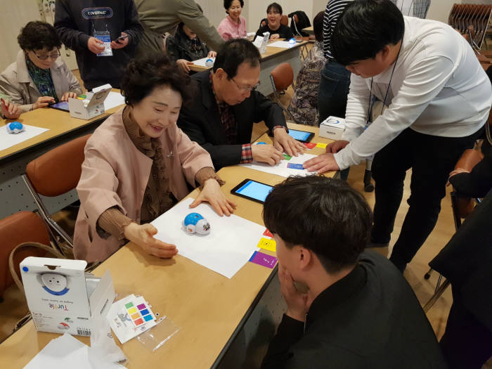 조선대 SW융합교육원은 19일 롯데백화점 문화센터에서 만 60세 이상 시니어를 대상으로 SW로봇특강을 진행했다.