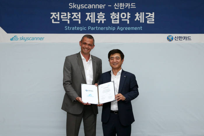 마이크 퍼거슨 스카이스캐너 APAC 대표(왼쪽)와 이찬홍 신한카드 플랫폼사업그룹장.