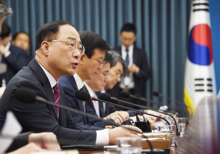 홍남기 경제부총리 겸 기획재정부 장관이 산업경쟁력강화 관계장관회의를 주재했다.