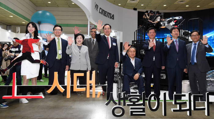 월드IT쇼(WIS) 2019가 24일 서울 강남구 코엑스에서 개막했다. 신용현 바른미래당 의원, 라훌 파텔 퀄컴 수석부사장, 민원기 과학기술정보통신부 제2차관, 이상민 더불어민주당 의원, 구원모 전자신문사 회장, 김기웅 한국경제신문 사장, (왼쪽 세 번째부터)이 SK텔레콤 부스에서 5G를 상징하며 손바닥을 펼쳐 보이고 있다.