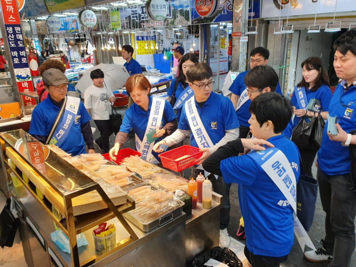 경기도와 경기도경제과학진흥원, 경기신용보증재단 직원들이 25일 오후 의정부 제일시장 일원에서 경기지역화폐 도민 캠페인을 실시했다.