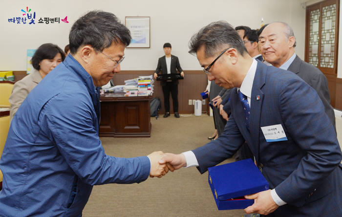 오세용 티알엔 경영지원실장(오른쪽)이 2019 희망온돌 따뜻한 겨울나기 표창을 받았다.