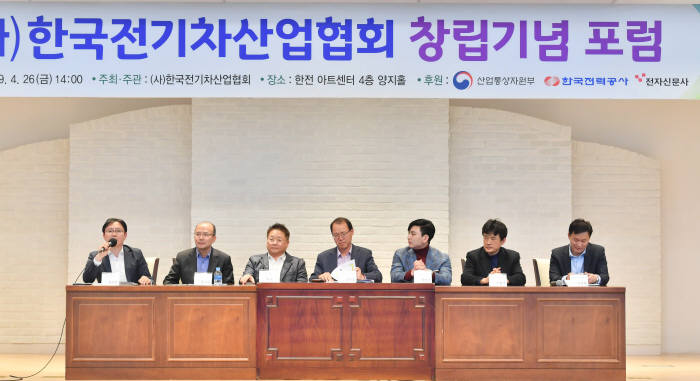 26일 서울 서초구 한전 아트센터에서 한국전기차산업협회 창립기념 포럼 행사가 열렸다. 김승규 전자신문 부장(왼쪽부터), 황우현 한국과기대 겸임교수, 최웅철 국민대 교수, 김시호 한충전 사장, 정민교 대영채비 사장, 김행우 파워큐브 부사장, 이충렬 시그넷이브이 본부장이 민간주도 충전서비스 시장 활성화 방안을 주