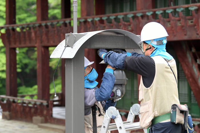 창덕궁은 최근 대대적으로 CCTV교체 작업을 진행했다. 이동근기자 foto@etnews.com