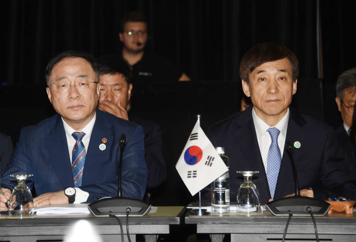 홍남기 경제부총리 겸 기획재정부 장관(왼쪽), 이주열 한국은행 총재가 피지에서 열린 한중일 3국 재무장관·중앙은행총재 회의에 참석했다.