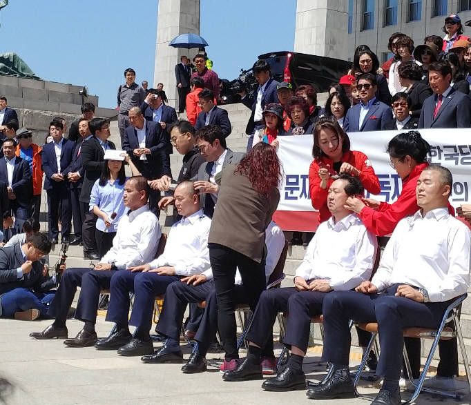 자유한국당 의원들이 2일 집단 삭발을 하고 있다.