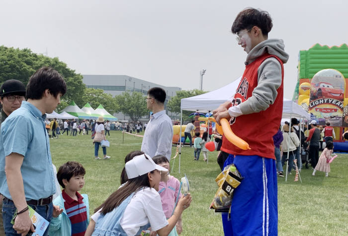 LG전자가 어린이날을 맞아 평택, 구미, 창원에 위치한 각 사업장에서 임직원 및 협력사 가족들을 초대해 즐거운 시간을 보낼 수 있는 이벤트를 진행했다. 4일 경기도 평택 LG디지털파크에서 키다리 삐에로가 풍선아트 이벤트를 진행하고 있다.