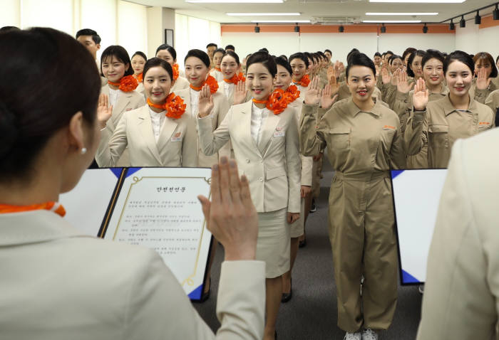 제주항공 객실승무원 1000명 돌파를 기념해 지난 5월3일 부천시 제주항공 객실훈련센터에서 훈련중인 승무원들이 제주항공 객실승무원의 최고의 가치는 안전이며 사소한 안전사고도 자발적으로 보고해 개선책을 마련하고 승객에 안전한 서비스를 제공하기 위해 최선을 다한다는 내용의 선언문을 낭독하며 안전에 대한 의지