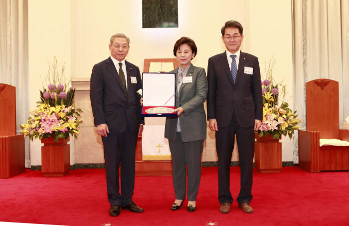 올해의 세종인상을 받은 남인순 의원(가운데)과 주명건 세종대 명예이사장(왼쪽), 세종대 배덕효 총장(오른쪽)이 기념 촬영을 하고 있다.