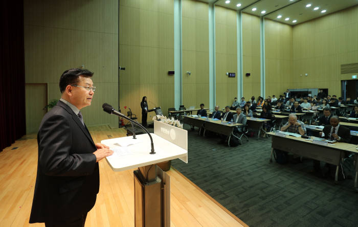 김경규 농촌진흥청장이 8일 전주시 농촌진흥청 국제회의장에서 열린 농업과 인공지능 및 센싱기술 국제심포지엄에서 인사말을 했다.