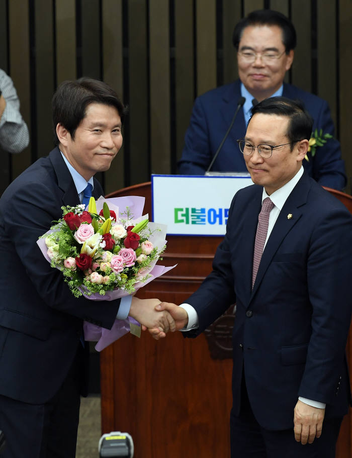 이인영 신임 원내대표(왼쪽)와 홍영표 전 원내대표. 사진=이동근기자 foto@etnews.com 사진=이동근 기자