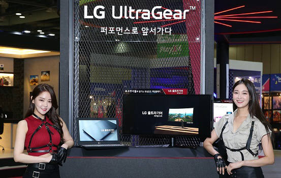 9일부터 나흘간 일산 킨텍스에서 열리는 게임 전시회 2019 플레이엑스포에서 모델들이 LG 울트라기어 게이밍 노트북, 게이밍 모니터 등을 소개하고 있다.