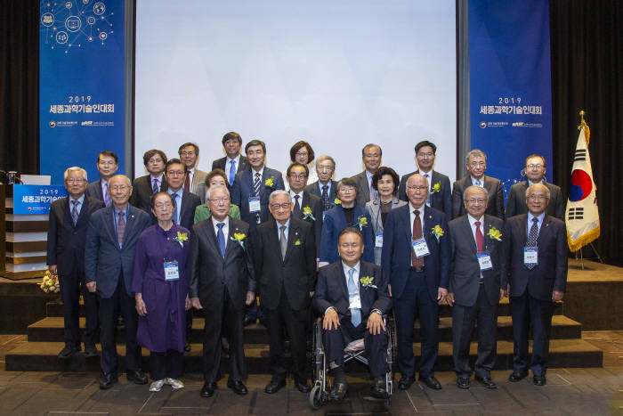 (맨 앞줄 왼쪽부터)정길생 건국대학교 전 총장, 김모임 유공자, 홍창의 유공자, 조완규 한림원초대원장, 이상민 더불어민주당 의원, 이상섭 유공자, 권욱현 유공자, 이현구 한림원 전 원장. 이 의원 뒷 편은 이공주 청와대 과학기술보좌관.