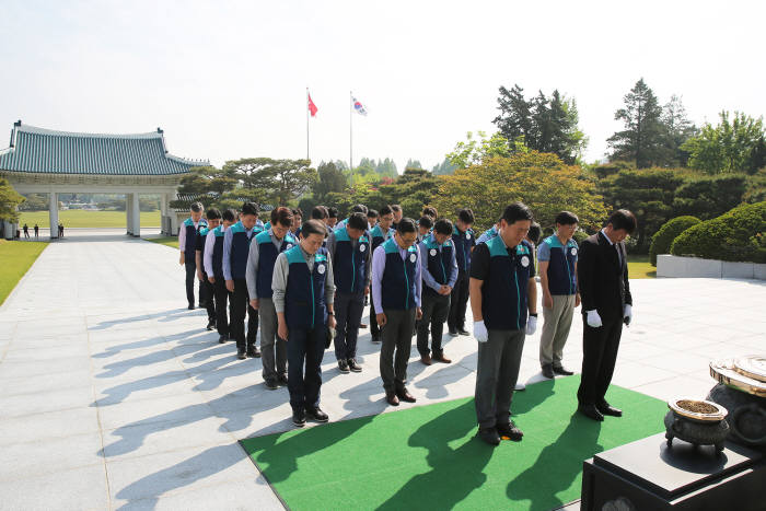 GS리테일 경영진 및 직원들이 이달 14일(오늘) 오전, 국립서울현충원에서 진행된묘역정화 봉사활동에 앞서 현충탑에서 참배를 진행하고 있다.