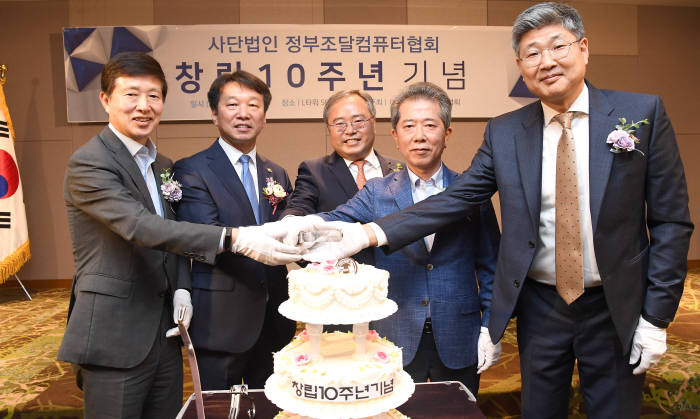 정부조달컴퓨터협회 창립 10주년 행사가 17일 서울 양재동 엘타워에서 열렸다. 왼쪽부터 신승영 에이텍티앤 대표, 정무경 조달청장, 김동수 정부조달컴퓨터협회장, 윤춘기 대우루컴즈 대표, 이홍선 삼보컴퓨터 대표. 김동욱기자 gphoto@etnews.com