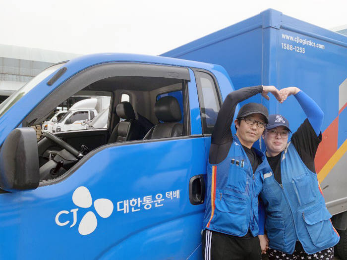 CJ대한통운, 부부 택배기사 1155쌍 활동..."함께라서 행복"