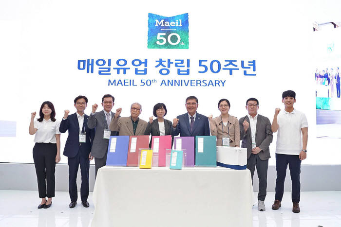 17일 전북 고창에 있는 상하농원 파머스빌리지에서 열린 매일유업 창립 50주년 기념식에서 김정완 매일홀딩스 회장(오른쪽에서 네 번째), 김선희 매일유업사장(가운데)을 비롯해 전현직 임직원들이 사사총서 소개 퍼포먼스 후 기념촬영을 하고 있다.