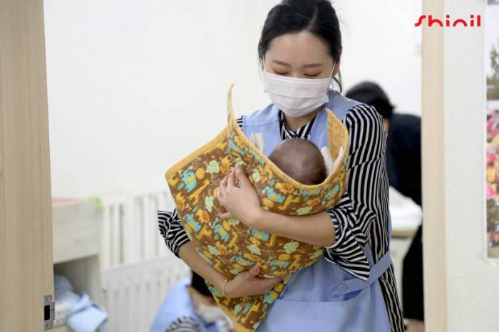 신일 임직원이 동방사회복지회 동방영아일시보호소에서 아기 돌보미 봉사활동을 하고 있다.