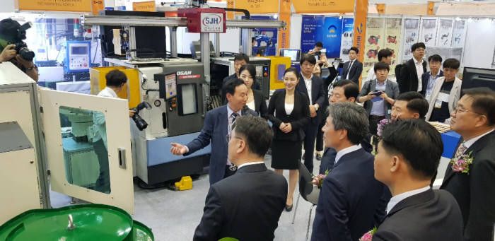 유학현 에스제이하이텍 대표가 부산로봇산업관에 전시한 자사 겐트리로봇에 대해 소개하고 있다.