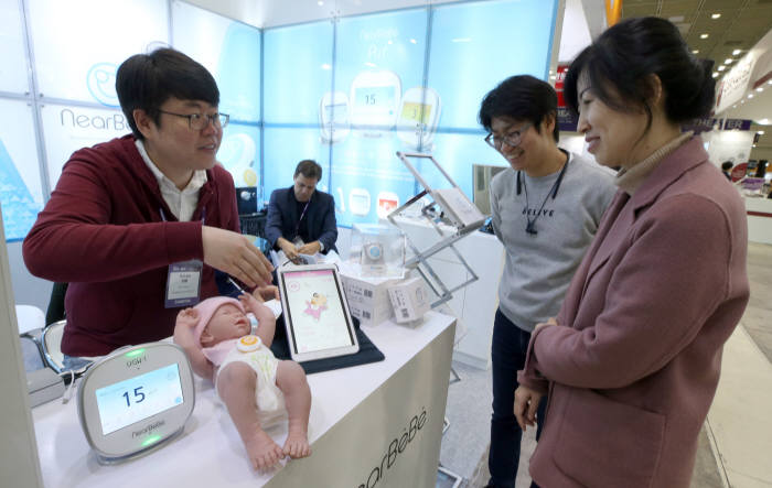 지난달 서울 코엑스에서 열린 바이오코리아 전시장에서 참관객이 영유아용 건강정보 모니터링 기기를 보고 있다.(자료: 전자신문 DB)