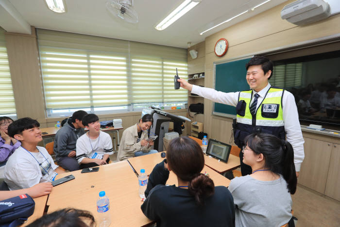 KT와 EBS는 25일 평창 5G 빌리지에서 상지대관령고등학교·대관령중학교 학생을 대상으로 청소년 직업? 진로 탐색 프로젝트 KT와 함께하는 EBS 희망의 교실을 진행했다. 경찰관 멘토와 학생들이 진로 멘토링을 진행했다.