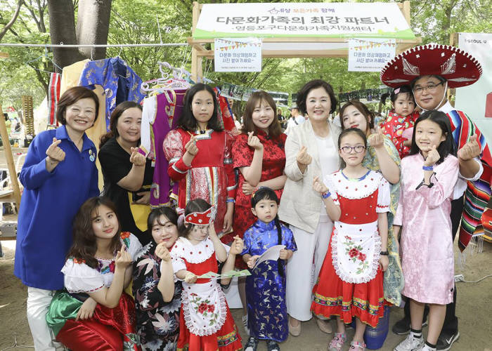 김정숙 여사가 26일 오후 서울숲 가족마당에서 미혼모 및 다문화가족 등과 만나는 행사에서 참석자들과 기념촬영을 가졌다<사진:청와대>