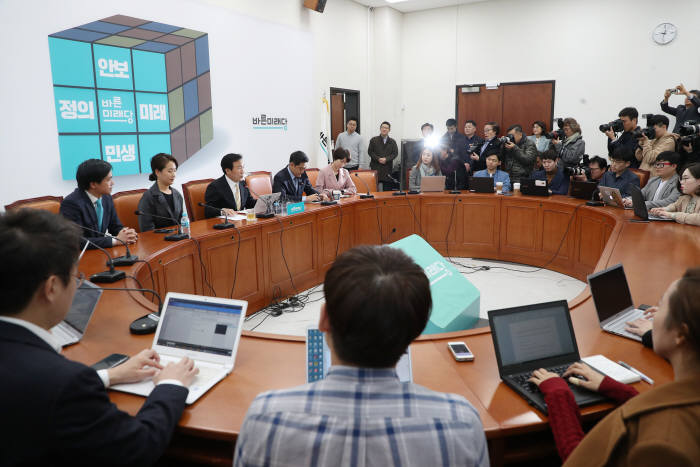 바른미래당 전·현직 원외위원장 "지도부, 손 퇴진 포함한 전권 혁신위 받아야"