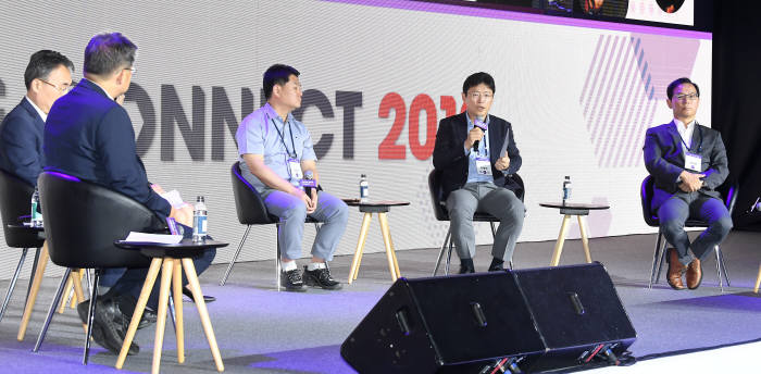 SK그룹의 소셜밸류커넥트 2019(Social Value Connect 2019, 이하 SOVAC)가 28일 서울 광진구 그랜드 워커힐에서 열렸다. 이형희 SK수펙스추구협의회 SV(Social Value) 위원장이 SK그룹 사회적가치 생태계 조성과 측정지표 혁신을 위한 전략을 소개했다. 김동욱기자 gphoto@etnews.com