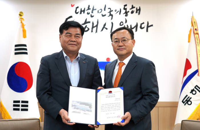 명노현 LS전선 대표(오른쪽)와 심규언 동해시장.