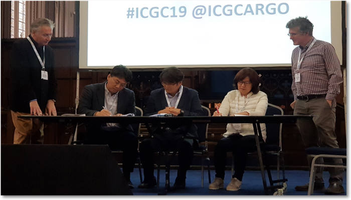 KISTI를 비롯한 국내 기관 관계자들이 ICGC-ARGO 지역데이터센터 유치 양해각서에 서명하는 모습. 사진 왼쪽 두번째부터 김선 서울대 교수, 염민선 KISTI 슈퍼컴퓨팅응용센터장, 이은숙 국립암센터 원장.