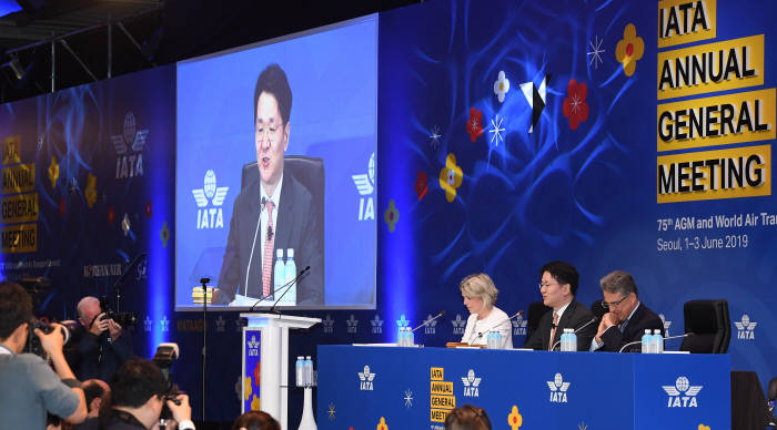 '제75차 국제항공운송협회' 연차총회, 의사봉 잡은 조원태 회장