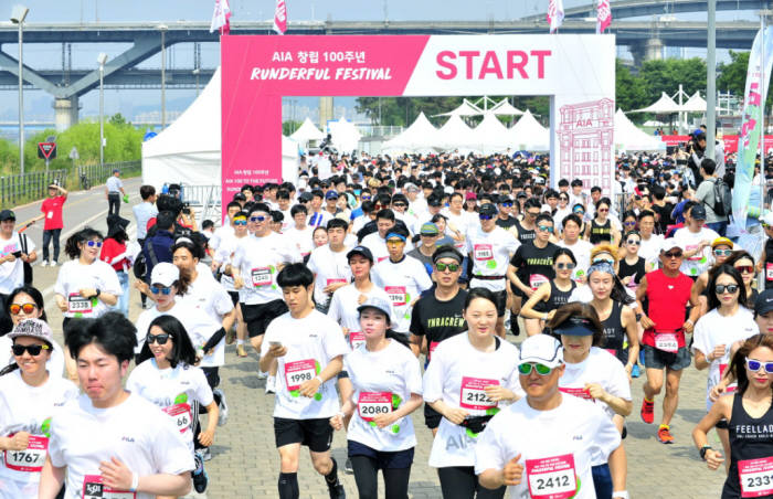 1일 서울 뚝섬 한강공원에서 열린 AIA창립 100주년 기념 러닝행사 런더풀 페스티벌에서 참가자들이 출발 신호에 맞춰 레이스를 시작했다.