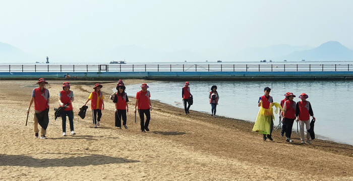 BNK경남銀, 바다의 날 기념 '해수욕장 환경정화 봉사활동' 실시