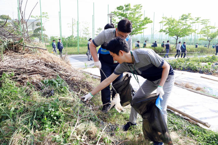 한국국토정보공사(LX)는 전국 시·도·군에 위치한 169개 지사, 12개 지역본부 4000여명 임직원이 전국적인 환경정화활동을 펼쳤다고 4일 밝혔다. LX 직원들이 쓰레기를 수거 하고 있다.