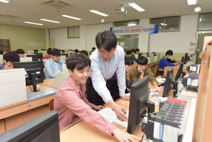 영진전문대학교 일본전기반 학생들이 PLC실습하는 모습.