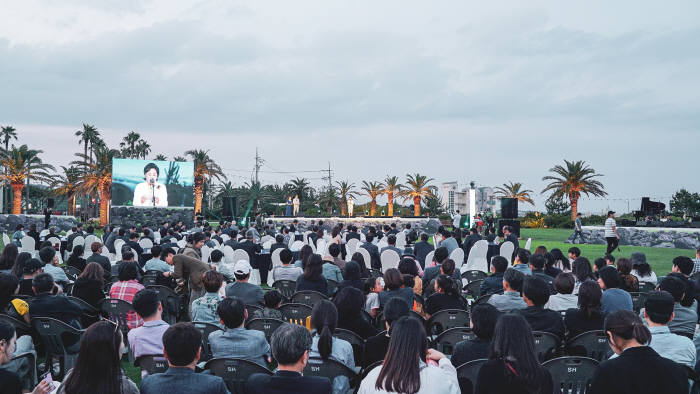 지난 10일 제주 해비치 호텔&리조트 야외 정원에서 열린 제12회 제주 해비치 아트 페스티벌 개막식 공연이 진행되고 있는 모습. (제공=현대차그룹)