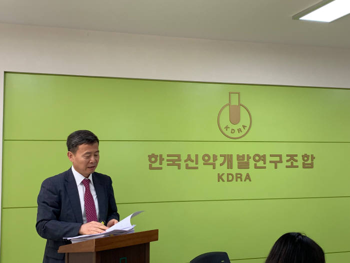 여재천 한국신약개발연구조합 전무가 기자간담회에서 발표를 진행하고 있다